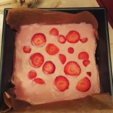 Strawberry yoghurt bark